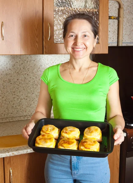 Kobieta Gotowane Pieczone Faszerowane Warzywa Szpiku Zobacz Serii Etapów Gotowania — Zdjęcie stockowe