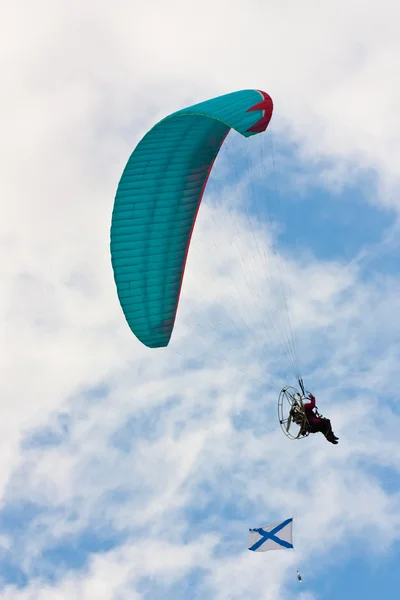 Paraglider Met Vlag Stijgende Tegen Bewolkte Hemel — Stockfoto