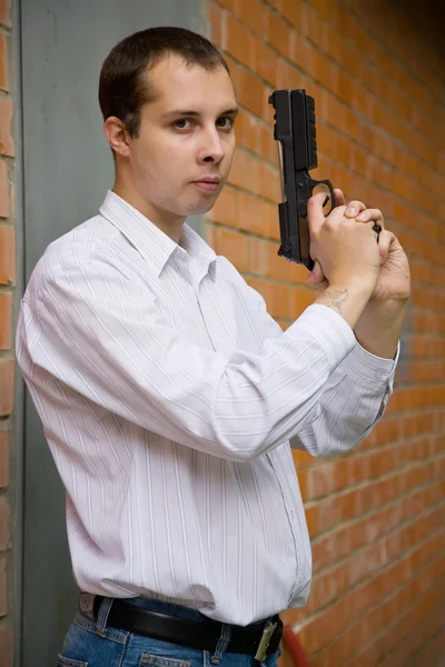 Человек с пистолетом — стоковое фото
