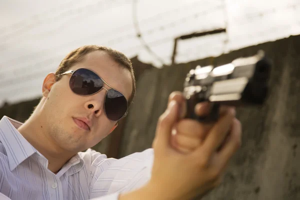 Молодий Чоловік Спрямовує Чорну Пістолет Проти Язниці — стокове фото