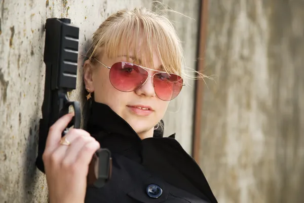 Modelo femenino con pistola — Foto de Stock