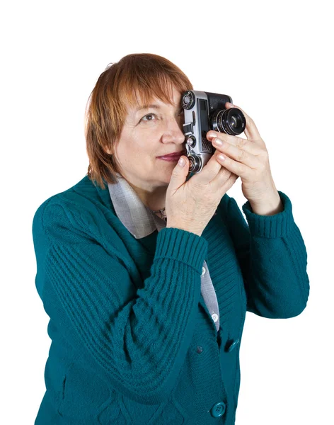 Mulher Sênior Tirando Foto Com Câmera Vintage — Fotografia de Stock