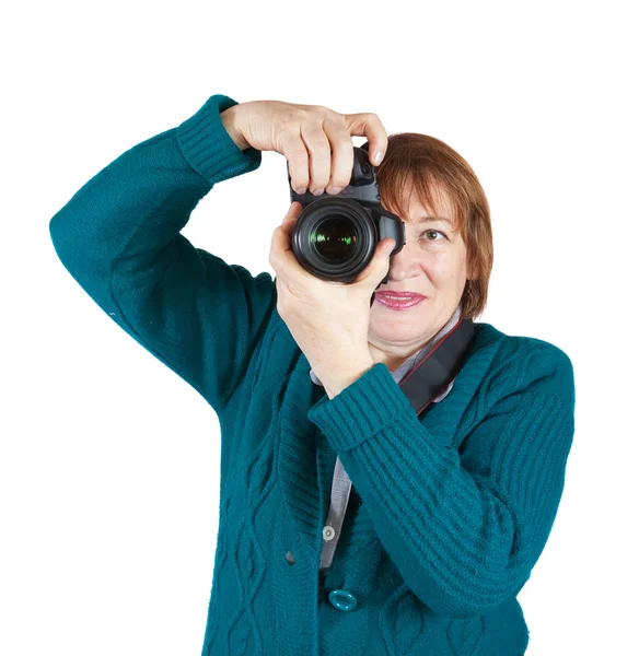 Mulher Sênior Tirando Foto Com Câmera Moderna — Fotografia de Stock