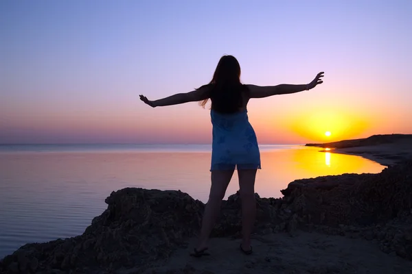 Silhouette Eines Mädchens Meer Bei Sonnenaufgang — Stockfoto