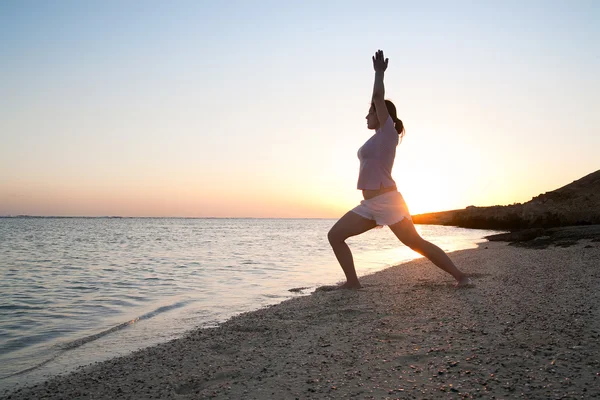 Belle Jeune Fille Pratiquant Yoga Contre Lever Soleil — Photo