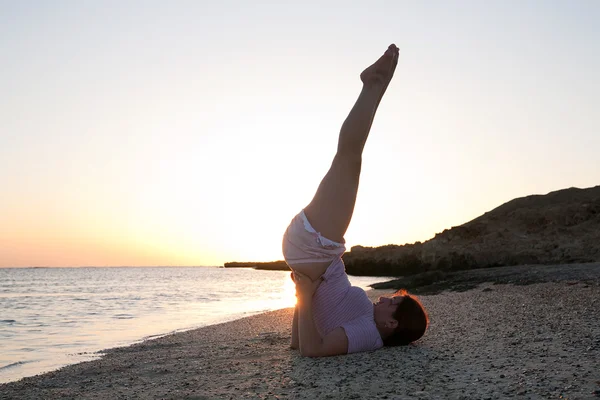 Karşı Günbatımı Güneş Yoga Yaparken Kız Silüeti — Stok fotoğraf