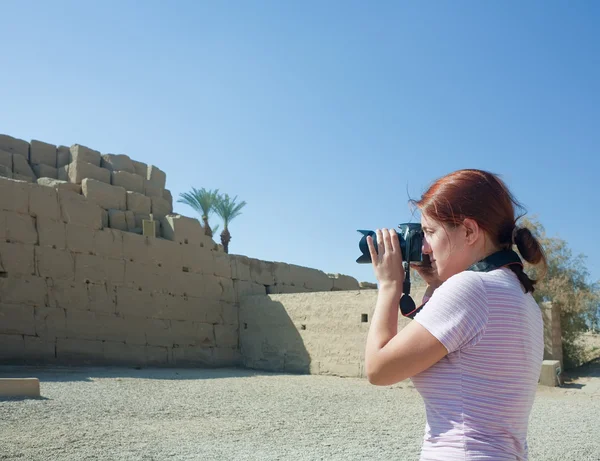 Ragazza Sta Fotografando Antiche Rovine Del Tempio Karnak Luxor Egitto — Foto Stock
