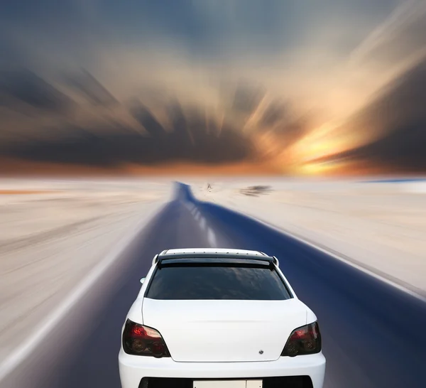 Λευκό αυτοκίνητο στον έρημο δρόμο — Φωτογραφία Αρχείου