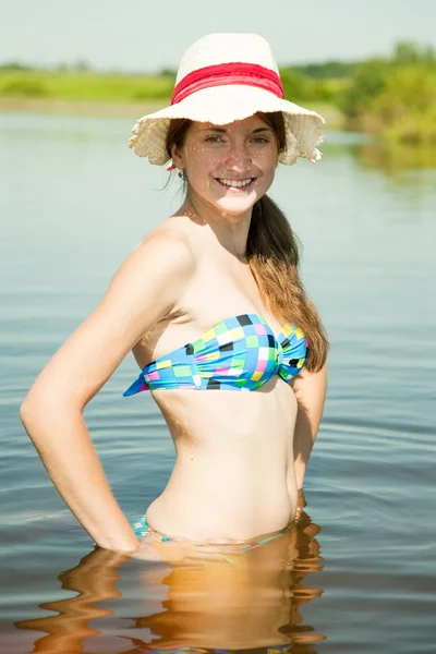 Dziewczyna Bikini Stojący Niebieski Wody — Zdjęcie stockowe