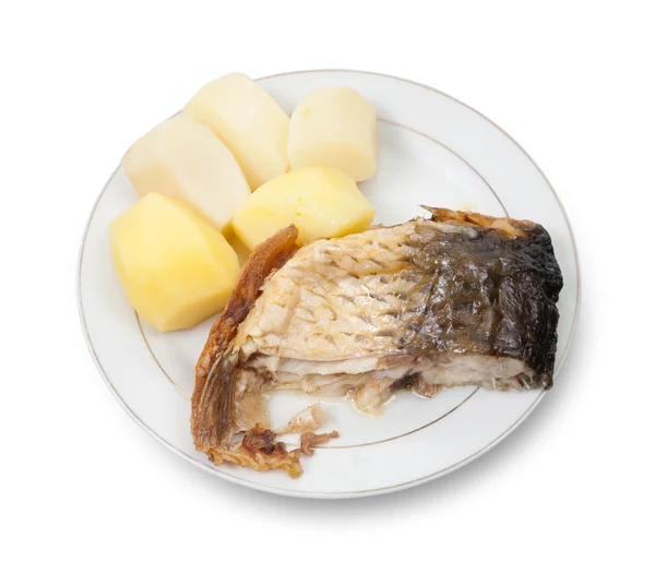 Gegrillter Karpfenfisch Mit Kartoffeln Auf Dem Teller — Stockfoto
