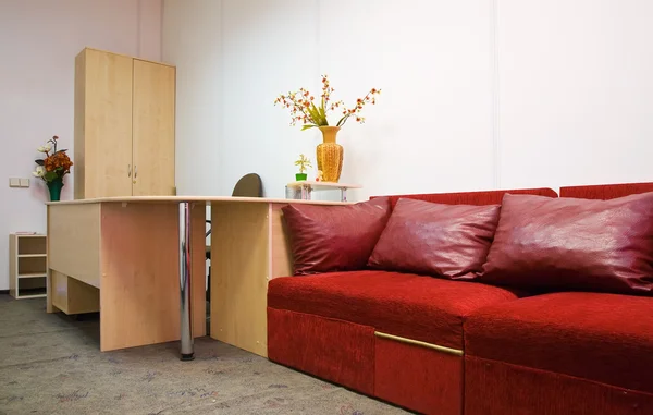 内部的办公房 红色的沙发 — 图库照片