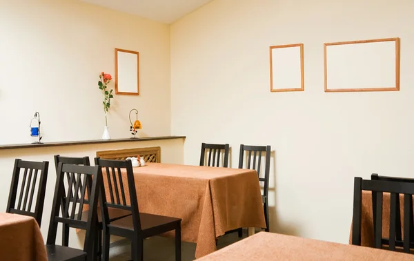いくつかのテーブルと快適なカフェのインテリア — ストック写真