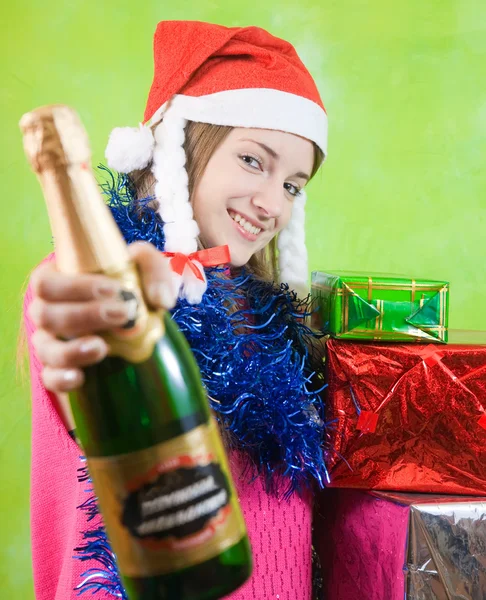Belle Fille Avec Champagne Boîtes Cadeaux Sur Vert — Photo
