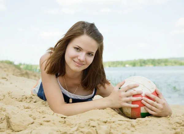 Dívka s volejbal — Stock fotografie