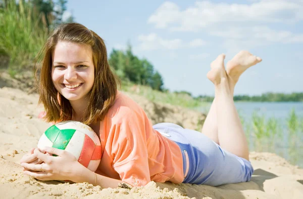 Ragazza con pallavolo sulla spiaggia di sabbia — Foto Stock