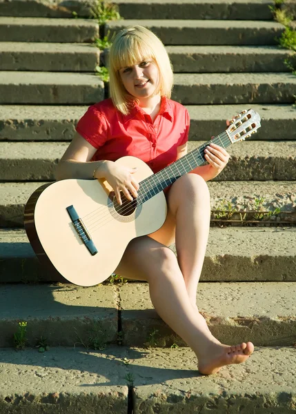 Dziewczyna gra na gitarze — Zdjęcie stockowe