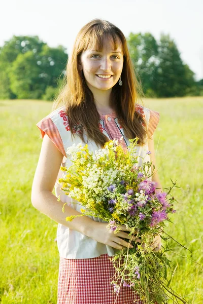 Chica en ropa tradicional con flores —  Fotos de Stock