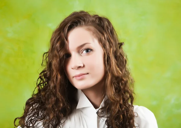 Yeşil Arka Plan Üzerinde Beyaz Gömlekli Kız Portresi — Stok fotoğraf
