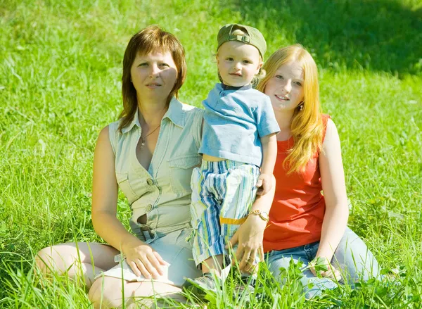 Mor Och Barn Sitter Det Gröna Gräset — Stockfoto