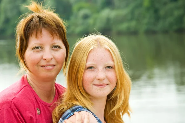 Moeder met tiener dochter — Stockfoto