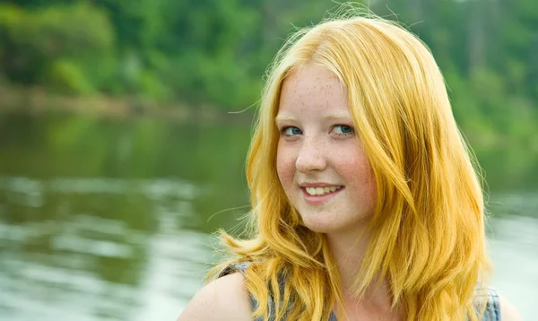 Menina adolescente de cabelos vermelhos — Fotografia de Stock