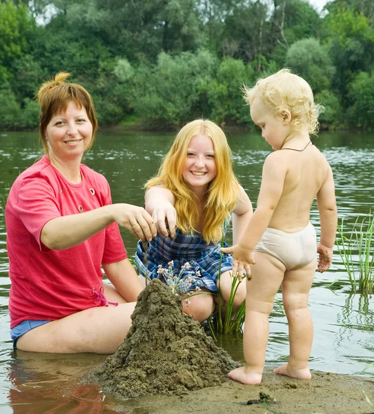 Mamma Med Barn Floden Stranden Sommar — Stockfoto