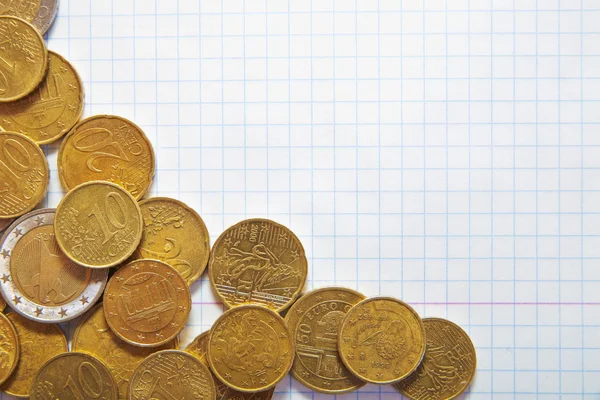 Bakgrund av mynt på pad — Stockfoto