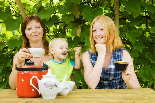 Семья пьет чай в беседке — стоковое фото
