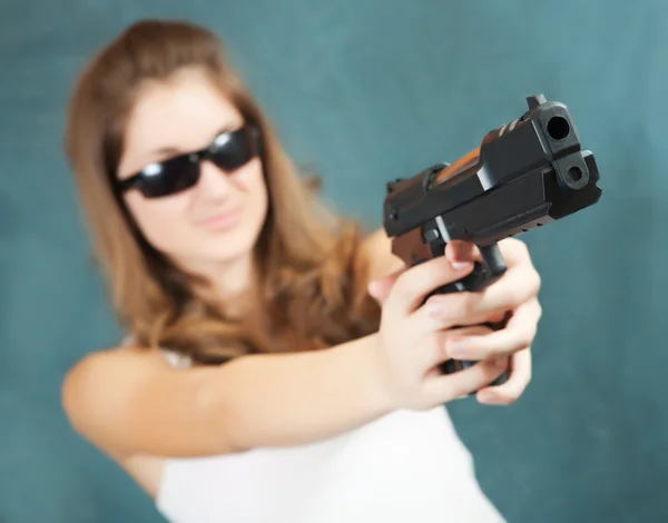 Девушка целилась в черную пушку — стоковое фото