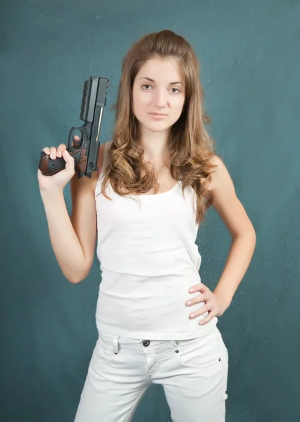 Genç kadın silahla poz — Stok fotoğraf