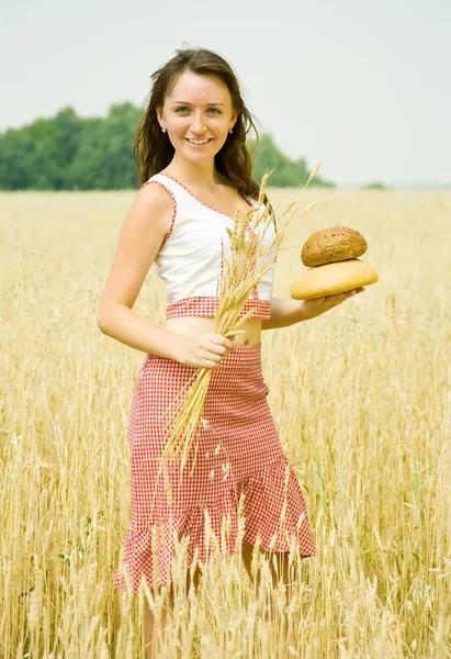 Κορίτσι με το ψωμί στο πεδίο — Φωτογραφία Αρχείου