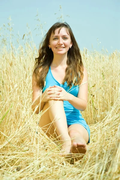 Сидящая Девушка Пшеничном Поле Летом — стоковое фото