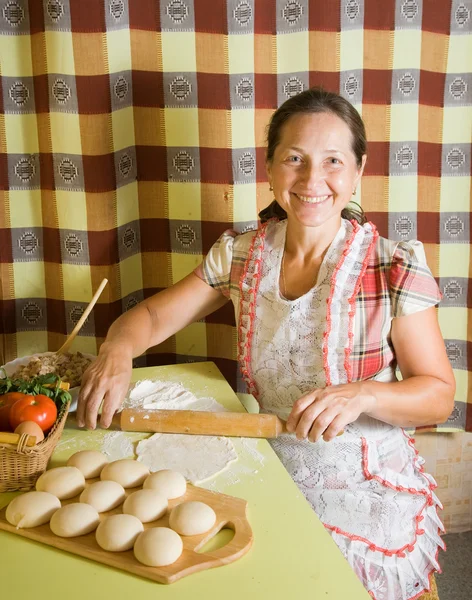 Kvinna Att Göra Kött Dumplings Med Brödkavel — Stockfoto