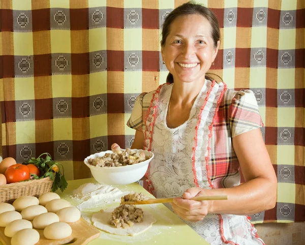 Idoso Mulher Cozinhar Carne Pastosa Cozinha — Fotografia de Stock