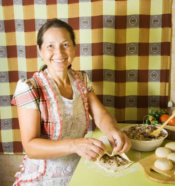 Ηλικιωμένη Γυναίκα Παρασκευή Dumplings Κρέας Στην Κουζίνα — Φωτογραφία Αρχείου