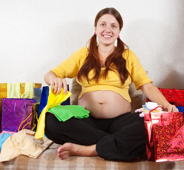 Pregnant woman with purchases — Stock Photo, Image