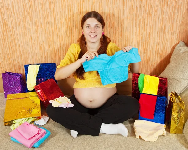 自宅でソファの上に購入すると妊娠中の女性 — ストック写真