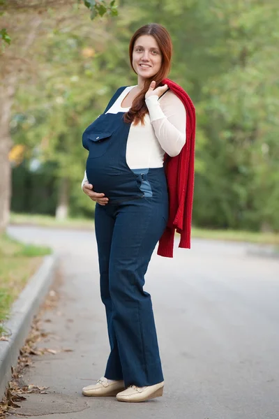 Volle Länge von 9 Monaten schwanger — Stockfoto