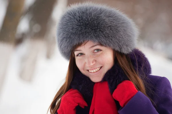 Ceket Kürk Şapkalı Güzel Bir Kadın Portresi — Stok fotoğraf