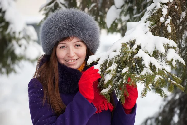 Kobieta w pobliżu jodła zimą — Zdjęcie stockowe