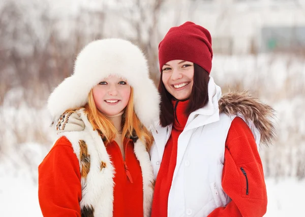 Retrato Duas Meninas Sorridentes Inverno — Fotografia de Stock