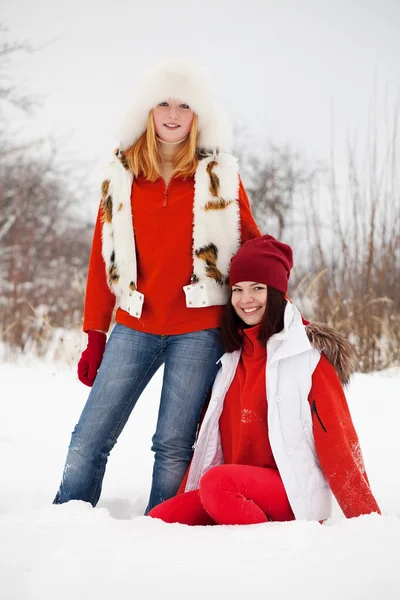 Télen Két Mosolygó Lány Portréja — Stock Fotó
