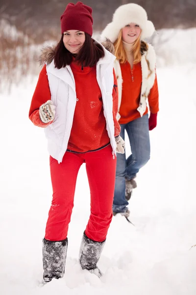 Duas Meninas Desportivas Corre Parque Inverno — Fotografia de Stock