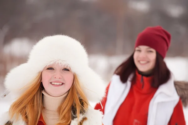 在冬季公园的两个运动型的女孩锻炼 — 图库照片