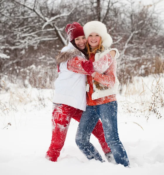 Κορίτσια Ευτυχισμένη Παίζει Χιόνι Στο Winter Park — Φωτογραφία Αρχείου