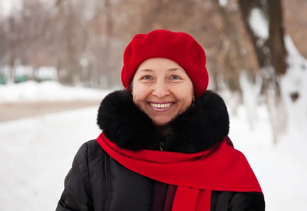 Utomhus Vinterporträtt Mogen Kvinna Vintriga Kläder — Stockfoto