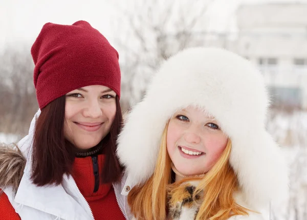 Zwei lächelnde Mädchen im Winter — Stockfoto