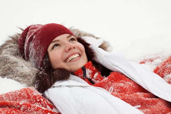 Flickan liggande på snö — Stockfoto