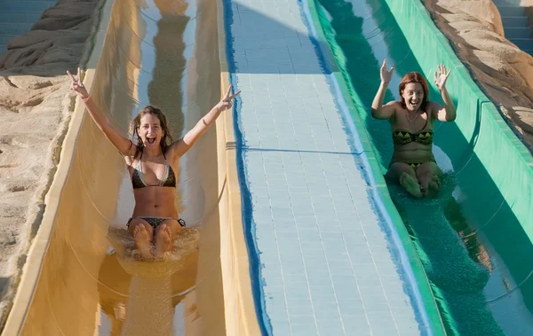 Mulheres de biquíni na piscina corrediça de água — Fotografia de Stock