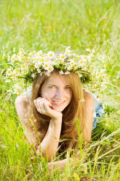 Camomiles chaplet 잔디에 있는 여자 — 스톡 사진